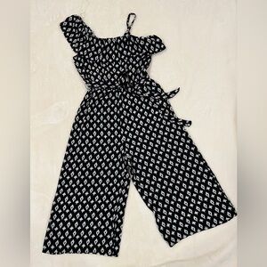 3/$25🎈As U Wish black white geometric patterns capri pants romper